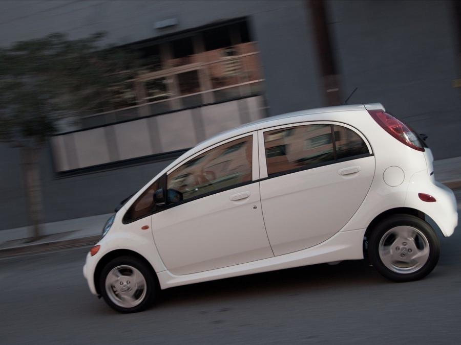  Mitsubishi i-MiEV 2012 года  (US) (фото 11 из 234)